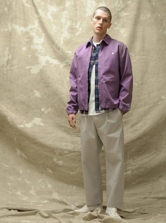 Comment porter une veste harrington violet clair: Pense à associer une veste harrington violet clair avec un pantalon chino gris pour un déjeuner le dimanche entre amis. Si tu veux éviter un look trop formel, assortis cette tenue avec une paire de baskets montantes en toile blanches.