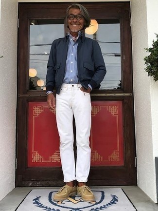 Comment porter des bottines chukka en daim marron clair après 50 ans: Pour une tenue de tous les jours pleine de caractère et de personnalité choisis une veste harrington bleu marine et un jean blanc. Assortis ce look avec une paire de bottines chukka en daim marron clair.