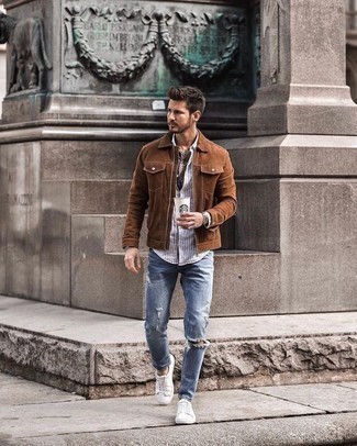 Un jean à porter avec une veste harrington tabac: Harmonise une veste harrington tabac avec un jean pour une tenue idéale le week-end. Termine ce look avec une paire de baskets basses en toile blanches.