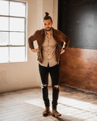 Un jean à porter avec une veste harrington marron: Associe une veste harrington marron avec un jean pour un look idéal le week-end. Une paire de bottines chelsea en daim marron ajoutera de l'élégance à un look simple.