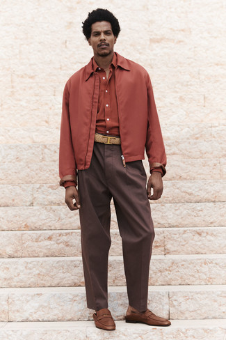 Comment porter une ceinture en toile tressée marron clair: Harmonise une veste harrington rouge avec une ceinture en toile tressée marron clair pour un look confortable et décontracté. Jouez la carte classique pour les chaussures et choisis une paire de slippers en cuir marron.