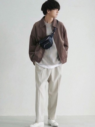 Une veste harrington à porter avec un pantalon chino beige: Associe une veste harrington avec un pantalon chino beige pour un déjeuner le dimanche entre amis. Jouez la carte décontractée pour les chaussures et opte pour une paire de baskets basses en toile blanches.