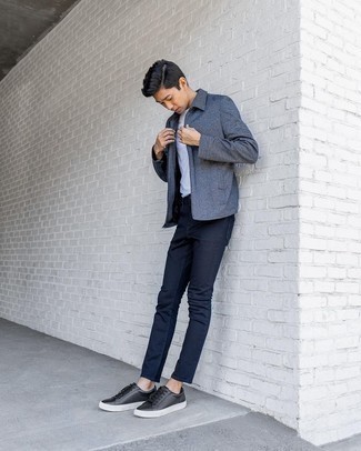 Comment porter des baskets basses en cuir noires: Choisis une veste harrington gris foncé et un jean bleu marine pour une tenue idéale le week-end. Une paire de baskets basses en cuir noires est une option parfait pour complèter cette tenue.