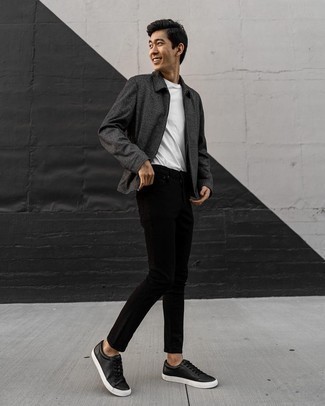 Comment porter une veste harrington gris foncé à 30 ans: Essaie d'harmoniser une veste harrington gris foncé avec un jean skinny noir pour un déjeuner le dimanche entre amis. Termine ce look avec une paire de baskets basses en cuir noires.
