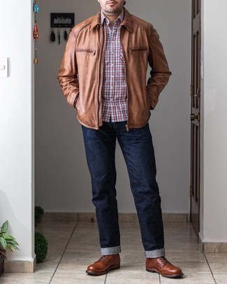 Comment porter une chemise à manches longues en vichy rose: Harmonise une chemise à manches longues en vichy rose avec un jean bleu marine pour une tenue confortable aussi composée avec goût. Rehausse cet ensemble avec une paire de bottes de loisirs en cuir marron.
