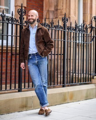 Des slippers à porter avec un jean bleu à 30 ans: Porte une veste harrington en daim marron foncé et un jean bleu pour une tenue idéale le week-end. Une paire de slippers est une façon simple d'améliorer ton look.
