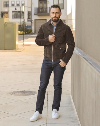 Comment porter une veste harrington avec des baskets basses à 30 ans: Pense à associer une veste harrington avec un jean gris foncé pour une tenue idéale le week-end. Cette tenue se complète parfaitement avec une paire de baskets basses.