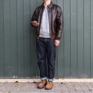Un jean à porter avec une veste harrington tabac: Pour une tenue de tous les jours pleine de caractère et de personnalité essaie d'associer une veste harrington tabac avec un jean. Habille ta tenue avec une paire de bottes de loisirs en daim marron.