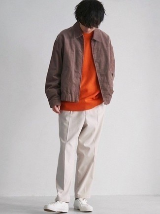 Comment porter une veste harrington marron: Associe une veste harrington marron avec un pantalon chino beige pour une tenue confortable aussi composée avec goût. Mélange les styles en portant une paire de baskets basses en toile blanches.