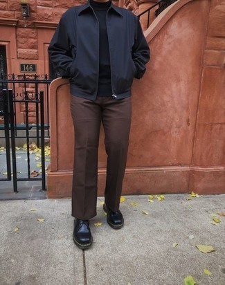 Comment s'habiller pour un style chic decontractés: Associe une veste harrington noire avec un pantalon chino marron foncé pour obtenir un look relax mais stylé. Une paire de chaussures derby en cuir noires est une façon simple d'améliorer ton look.