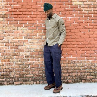 Comment porter un bonnet vert foncé: Choisis une veste harrington marron clair et un bonnet vert foncé pour un look confortable et décontracté. Complète ce look avec une paire de chaussures de sport marron.