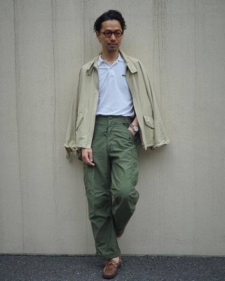 Comment porter un pantalon cargo vert foncé: Choisis une veste harrington beige et un pantalon cargo vert foncé pour une tenue idéale le week-end. Une paire de slippers en cuir marron est une façon simple d'améliorer ton look.