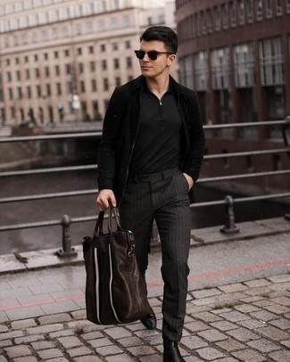 Comment porter une veste harrington en daim noire: Opte pour une veste harrington en daim noire avec un pantalon chino à rayures verticales gris foncé pour une tenue idéale le week-end. Une paire de bottines chelsea en cuir noires apportera une esthétique classique à l'ensemble.