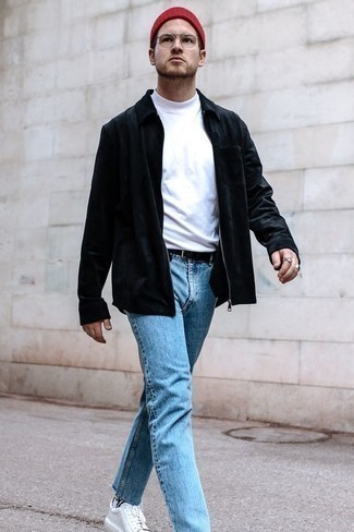 Comment porter une veste harrington noire avec un jean bleu clair: Pense à marier une veste harrington noire avec un jean bleu clair pour une tenue idéale le week-end. Cet ensemble est parfait avec une paire de baskets basses en toile blanches.
