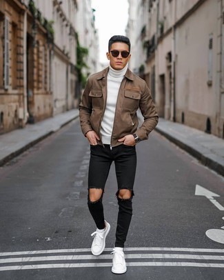 Un jean à porter avec une veste harrington tabac: Opte pour une veste harrington tabac avec un jean pour un look idéal le week-end. Termine ce look avec une paire de baskets basses en cuir blanches.