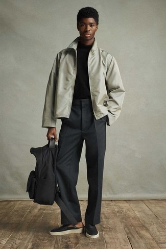 Comment porter un sac à dos noir: Pense à associer une veste harrington grise avec un sac à dos noir pour un look confortable et décontracté. Une paire de slippers en cuir noirs est une façon simple d'améliorer ton look.