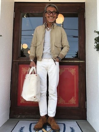 Une veste harrington à porter avec des bottines chukka marron après 50 ans: Opte pour une veste harrington avec un jean blanc pour une tenue confortable aussi composée avec goût. Complète ce look avec une paire de bottines chukka marron.