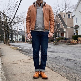 Comment porter des bottes tabac: Pense à associer une veste harrington marron avec un jean bleu marine pour un déjeuner le dimanche entre amis. Une paire de bottes tabac apportera une esthétique classique à l'ensemble.