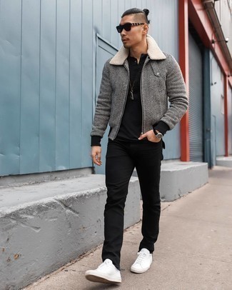 Comment porter une veste harrington en laine grise: Harmonise une veste harrington en laine grise avec un jean noir pour affronter sans effort les défis que la journée te réserve. Une paire de baskets basses en toile blanches est une option génial pour complèter cette tenue.