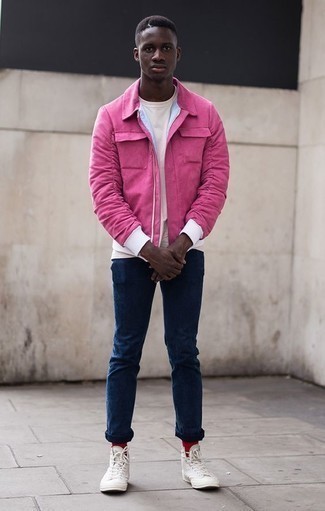 Comment porter une veste harrington rose: Pour une tenue de tous les jours pleine de caractère et de personnalité pense à associer une veste harrington rose avec un jean bleu marine. Tu veux y aller doucement avec les chaussures? Choisis une paire de baskets montantes en toile blanches pour la journée.