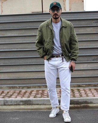 Comment porter une veste harrington vert foncé: Pense à marier une veste harrington vert foncé avec un jean blanc pour une tenue idéale le week-end. Cette tenue se complète parfaitement avec une paire de baskets basses en cuir blanc et vert.