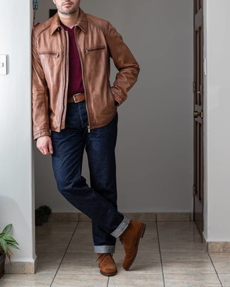 Comment porter une veste harrington marron: Marie une veste harrington marron avec un jean bleu marine pour une tenue idéale le week-end. Cette tenue se complète parfaitement avec une paire de bottines chukka en daim marron.