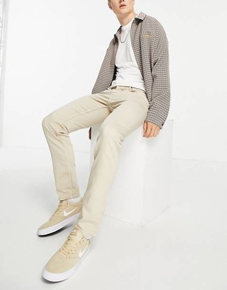 Comment porter une veste harrington à carreaux grise: Pense à harmoniser une veste harrington à carreaux grise avec un jean beige pour un look de tous les jours facile à porter. Termine ce look avec une paire de baskets basses en cuir beiges.
