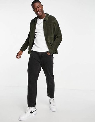 Comment porter une veste harrington vert foncé: Essaie de marier une veste harrington vert foncé avec un jean noir pour une tenue confortable aussi composée avec goût. Assortis ce look avec une paire de baskets basses en cuir blanches et noires.