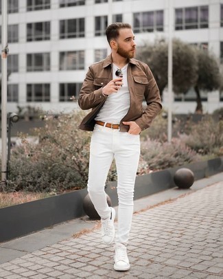 Un jean skinny à porter avec une veste harrington marron: Pour une tenue de tous les jours pleine de caractère et de personnalité essaie de marier une veste harrington marron avec un jean skinny. Cet ensemble est parfait avec une paire de baskets basses en cuir blanches.