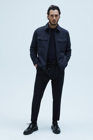 Tenue: Veste harrington bleu marine, T-shirt à col rond bleu marine, Pantalon chino noir, Chaussures derby en cuir noires