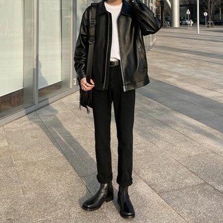 Comment porter une veste harrington en cuir noire: Pense à marier une veste harrington en cuir noire avec un pantalon chino noir pour une tenue idéale le week-end. Une paire de bottines chelsea en cuir noires est une façon simple d'améliorer ton look.