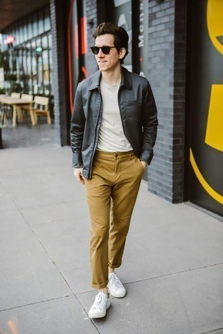 Comment porter une veste harrington grise: Ce combo d'une veste harrington grise et d'un pantalon chino jaune te permettra de garder un style propre et simple en dehors des horaires de bureau. Si tu veux éviter un look trop formel, choisis une paire de baskets basses en toile blanches.