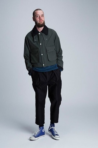 Tenue: Veste harrington vert foncé, T-shirt à manche longue bleu canard, Pantalon chino noir, Baskets montantes en toile bleues