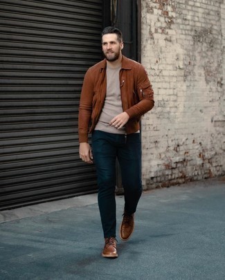 Comment porter des bottes brogue en cuir marron: Essaie d'harmoniser une veste harrington tabac avec un jean bleu marine pour un look de tous les jours facile à porter. Ajoute une paire de bottes brogue en cuir marron à ton look pour une amélioration instantanée de ton style.