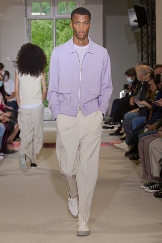 Tenue: Veste harrington violet clair, T-shirt à col rond blanc, Pantalon chino beige, Baskets basses en toile blanches