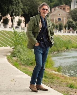 Un jean à porter avec un veste militaire olive après 50 ans: Marie un veste militaire olive avec un jean pour une tenue idéale le week-end. Jouez la carte classique pour les chaussures et opte pour une paire de bottines chelsea en daim marron.
