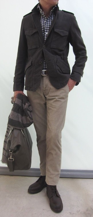 Comment porter un veste militaire gris: Pense à marier un veste militaire gris avec un pantalon chino marron clair pour un look de tous les jours facile à porter. Complète ce look avec une paire de bottes de loisirs en cuir marron foncé.