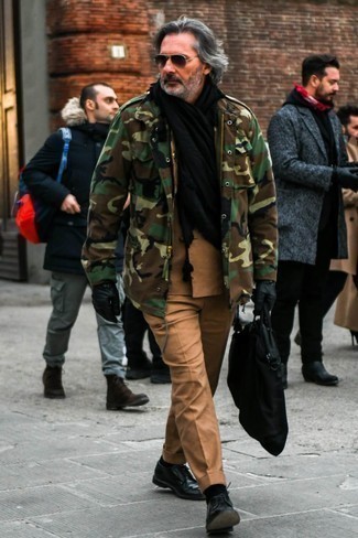 Comment porter un veste militaire camouflage marron foncé: Associe un veste militaire camouflage marron foncé avec un costume tabac pour une silhouette classique et raffinée. Complète ce look avec une paire de chaussures derby en cuir noires.