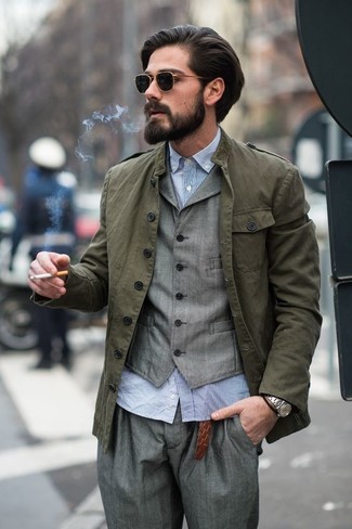 Un pantalon de costume à porter avec un gilet gris pour un style elégantes: Pense à opter pour un gilet gris et un pantalon de costume pour dégager classe et sophistication.