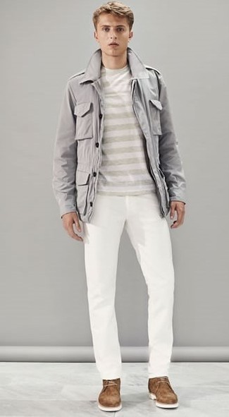 Tenue: Veste militaire gris, T-shirt à col rond à rayures horizontales gris, Pantalon chino blanc, Bottines chukka en daim marron