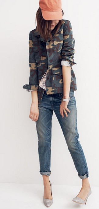 Comment porter un jean boyfriend: Choisis une veste militaire camouflage vert foncé et un jean boyfriend pour un look idéal le week-end. Une paire de escarpins en cuir gris est une option génial pour complèter cette tenue.