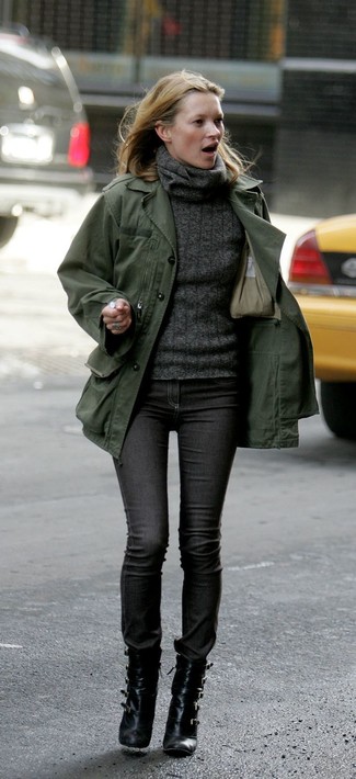 Tenue de Kate Moss: Veste militaire olive, Pull à col roulé en tricot gris foncé, Jean skinny gris foncé, Bottines en cuir noires