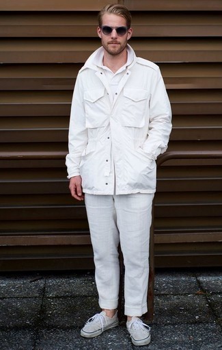 Comment porter un veste militaire pour un style decontractés quand il fait chaud à 30 ans: Essaie d'associer un veste militaire avec un pantalon chino en lin blanc pour une tenue idéale le week-end. Une paire de baskets basses en toile blanches apporte une touche de décontraction à l'ensemble.