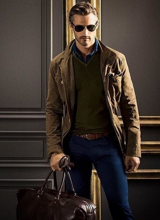 Comment porter un veste militaire marron foncé: Pour une tenue de tous les jours pleine de caractère et de personnalité choisis un veste militaire marron foncé et un jean skinny bleu.