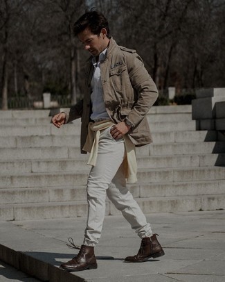 Comment porter des bottes brogue en cuir marron foncé: Harmonise un veste militaire marron clair avec un pantalon chino blanc pour obtenir un look relax mais stylé. Rehausse cet ensemble avec une paire de bottes brogue en cuir marron foncé.