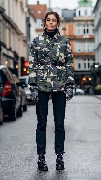 Comment porter une veste militaire camouflage vert foncé: Pense à porter une veste militaire camouflage vert foncé et un jean bleu marine pour un look confortable et décontracté. Assortis ce look avec une paire de bottines plates à lacets en cuir noires.