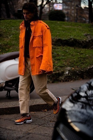 Comment porter des chaussures de sport orange: Pour créer une tenue idéale pour un déjeuner entre amis le week-end, choisis un veste militaire orange et un pantalon chino marron clair. D'une humeur audacieuse? Complète ta tenue avec une paire de chaussures de sport orange.