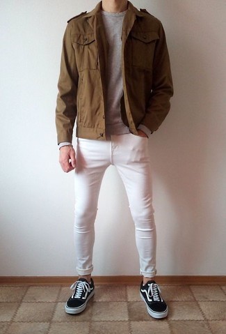 Comment porter un jean skinny blanc: Pense à marier un veste militaire marron avec un jean skinny blanc pour un look de tous les jours facile à porter. Cette tenue se complète parfaitement avec une paire de baskets basses en toile noires et blanches.