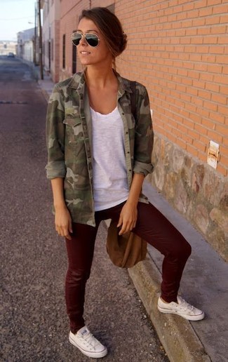 Comment porter un jean skinny rouge: Opte pour une veste militaire camouflage olive avec un jean skinny rouge pour une impression décontractée. Assortis ce look avec une paire de baskets basses blanches.