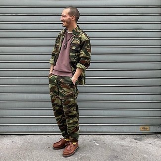 Tenue: Veste militaire camouflage olive, T-shirt à col rond bordeaux, Pantalon cargo camouflage olive, Bottines chukka en cuir marron